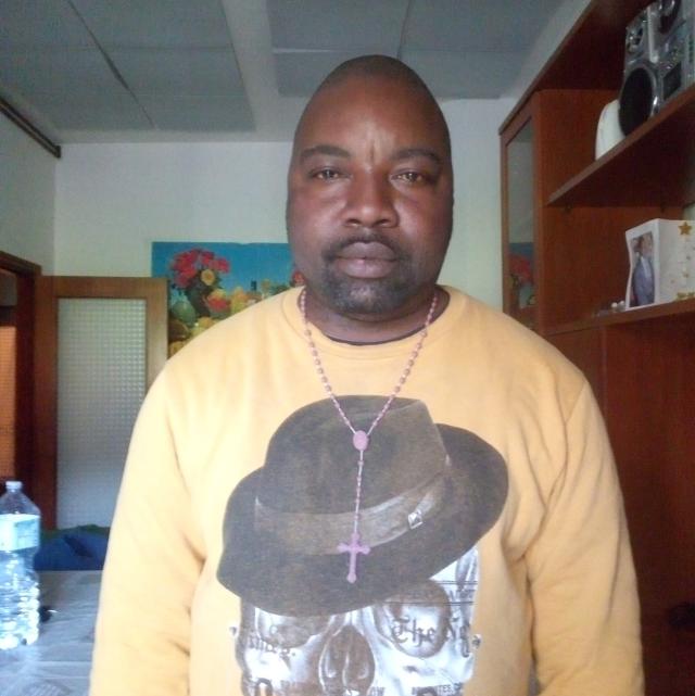 Civitanova Marche, ambulante nigeriano ucciso a colpi di stampella. Aveva fatto apprezzamenti a una ragazza 