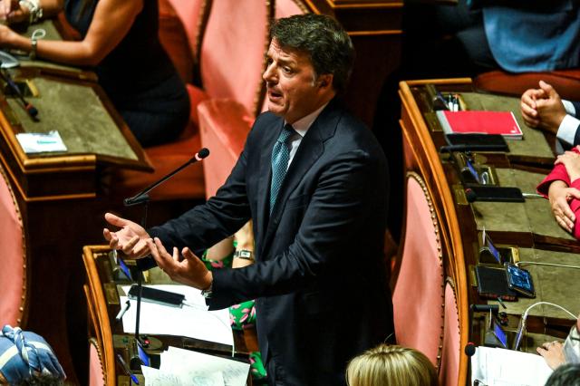 Elezioni, Renzi si rivolge ai sindaci di Pizzarotti per superare lo sbarramento del 3%