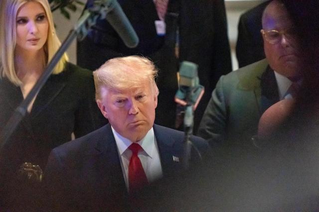 Trump indagato per spionaggio. L'ex presidente: "Nessun bisogno di irrompere in casa mia"