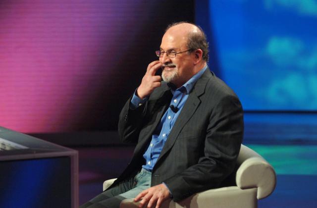 &ldquo;Salman Rushdie staccato dal respiratore&rdquo;, lo scrittore &egrave; di nuovo in grado di parlare