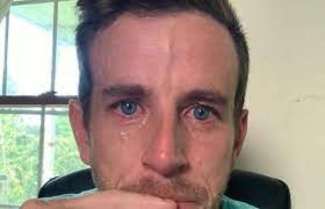 Il top manager americano prima licenzia e poi si mette a piangere sul social network