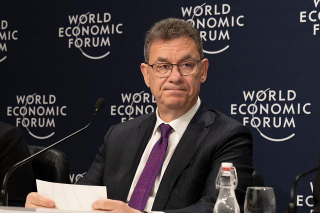 Il Ceo di Pfizer: &laquo;Sono positivo al Covid, mi sto curando con la pillola Paxlovid&raquo;