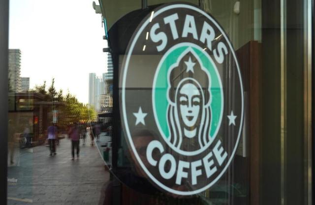 Starbucks diventa "Stars": come Putin ha ribrandizzato il caff&egrave; americano per evadere le sanzioni