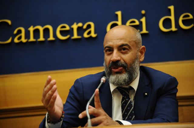 Elezioni, Paragone raccoglie firme necessarie per presentare liste: "Italexit ce l'ha fatta"