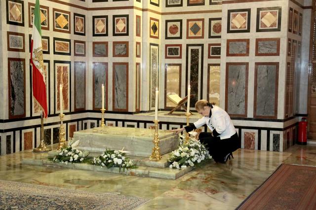 Iran, l'imperatrice Farah Pahlavi: "Il ritorno della libert&agrave; nel Paese &egrave; la nostra aspirazione"