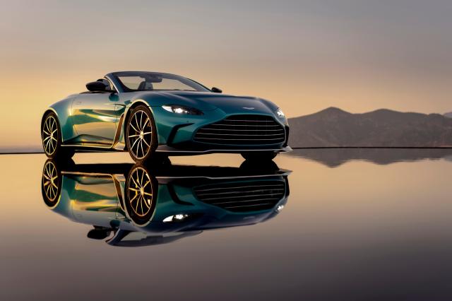Aston Martin presenta la nuova V12 Vantage Roadster: massima espressione di stile e velocit&agrave;