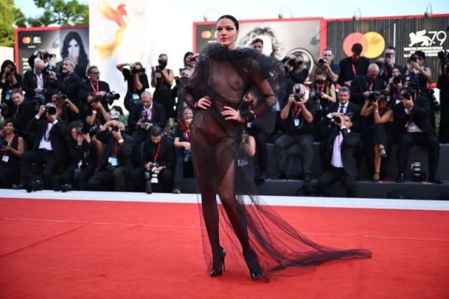 Venezia, un tripudio di top model 'incendia' il tappeto rosso