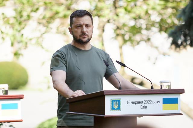 Zelensky si infila al Forum Ambrosetti di Cernobbio e la spara: "Nessuna crisi energetica, vi daremo noi l'elettricit&agrave;"