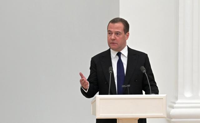 Medvedev: "Germania ci ha dichiarato guerra ibrida alla Russia con armi letali a Ucraina"