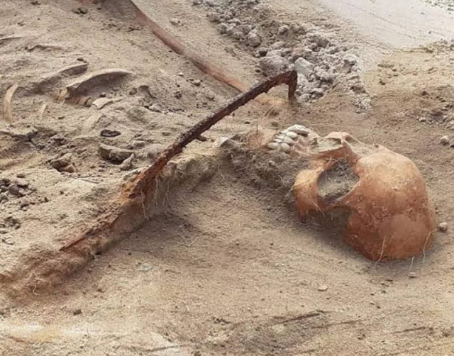 Scoperto scheletro di una donna vampiro in Polonia: &egrave; sepolta con falce sulla gola per impedirne il risveglio