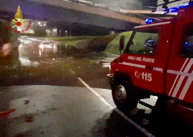 Maltempo nord Italia, allagamenti tra Como e Blevio. Nubifragio a Livorno, a Vercelli vento a 100 km/h