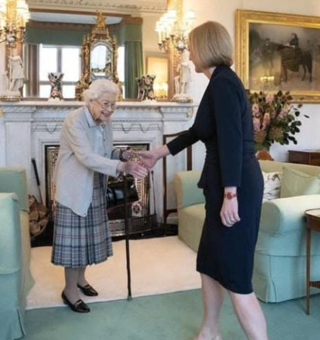 Regina Elisabetta, l&rsquo;ultima apparizione con le mani livide aveva allarmato i sudditi