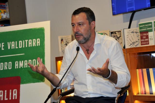 Elezioni, Salvini: "Se togliamo il reddito di cittadinanza ai furbetti ci paghiamo due quota 41"