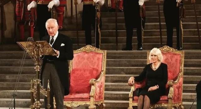 Re Carlo III, prima volta in Parlamento: "Sento il peso della storia". Cita Shakespeare