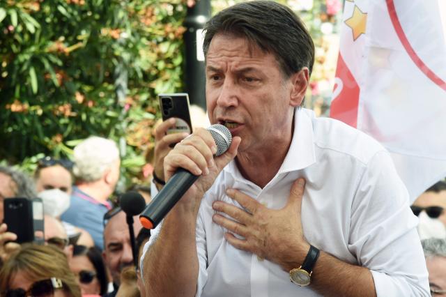 Ucraina, Conte sentenzia: "Basta armi a Kiev. Non se ne fanno nulla del carro blindato italiano"