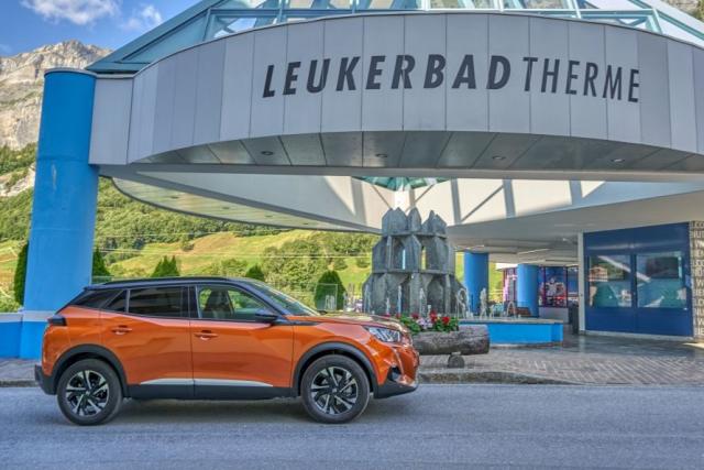 Peugeot e-2008 esplora le 65 sorgenti termali di Leukerbad