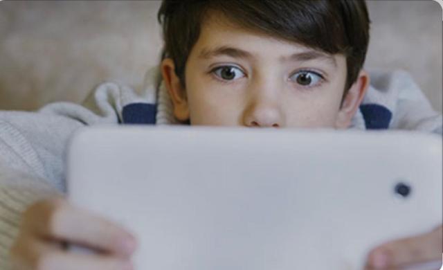 Bambini e pornografia, il peso di due anni di pandemia Covid: le preoccupazioni di una madre