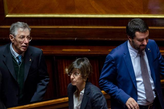 Umberto Bossi e il crollo della Lega: dopo 35 anni esce dal Parlamento. Salvini: "Senatore a vita"