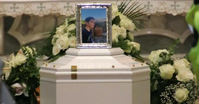 Alluvione Marche, il funerale del piccolo Mattia: silenzio assordante accoglie la bara