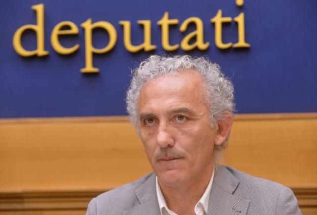 Latina, decade il sindaco Damiano Coletta: sfiduciato dai consiglieri del centrodestra 