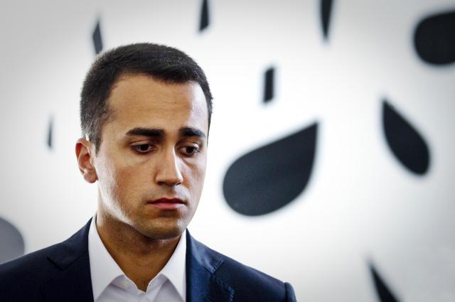 Dopo essere sparito dal Parlamento Di Maio scompare dai social: chiusi i profili Fb e TikTok