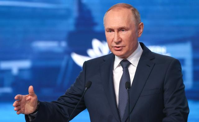 Russia, Putin contro la decadenza occidentale: "Genitore 1 e 2? Da pazzi"