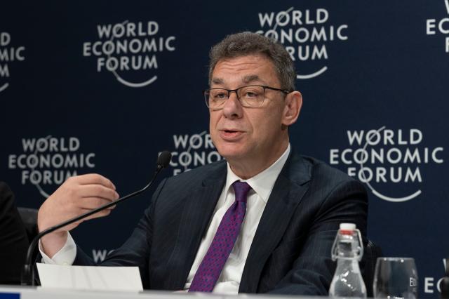 Vaccini, il ceo di Pfizer Bourla si rifiuta di testimoniare sugli sms con von der Leyen