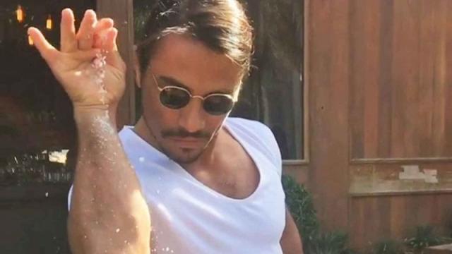 Salt Bae, il re della carne, apre un ristorante a Milano