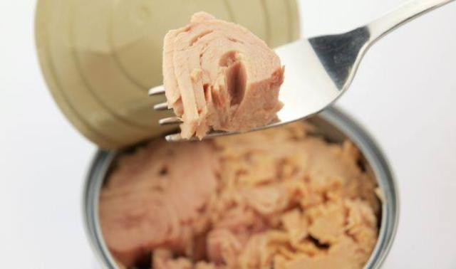 Caro bollette, anche il tonno in scatola penalizzato: costo aumentato di oltre il 30% nell'ultimo anno