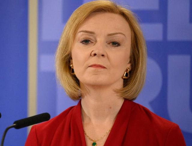 Uk lancia il whatever it takes per la guerra contro la Russia. Liz Truss: "Aumentare le spese per la difesa al 3% del Pil"