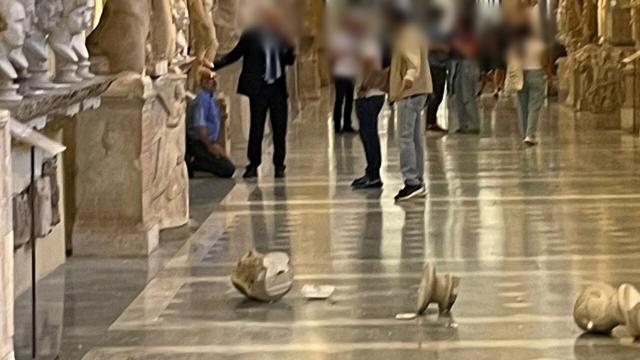 Musei vaticani, americano impazzito distrugge due busti: "Fatemi vedere il papa"