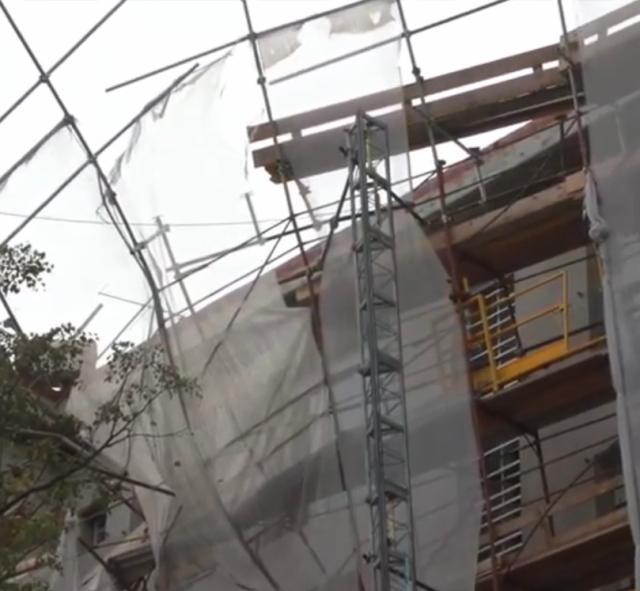 Crollo ponteggio a Rivoli al sesto piano di un palazzo: tre feriti gravi