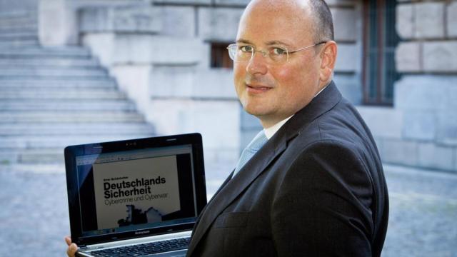 Germania, licenziato capo della cybersicurezza: "Ha contatti con gli 007 russi"