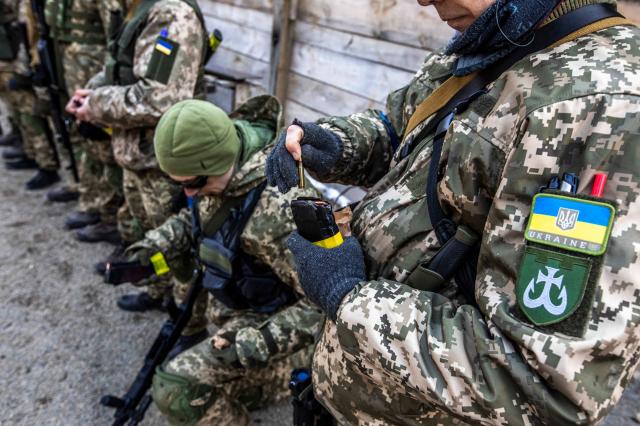 Ucraina, l&rsquo;Ue amplifica il conflitto: 15mila militari ucraini verranno addestrati a Bruxelles, Polonia e un terzo Stato da decidere