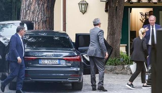 Nuovo governo, salta vertice di centrodestra. Salvini d&agrave; buca a Meloni e Berlusconi: &ldquo;Vado dalla fidanzata&rdquo; 