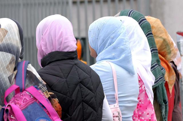 Corte Ue, arriva una sentenza storica: "Vietare il velo islamico al lavoro non &egrave; discriminazione"