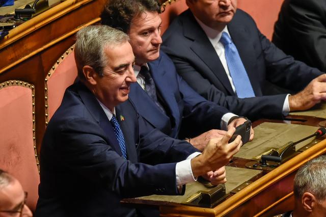 Aborto, Gasparri deposita il ddl per riconoscere la capacit&agrave; giuridica del nascituro. Pd: "Inaudito"