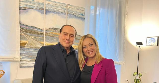 Governo, Silvio Berlusconi stretto tra due fuochi: Mediaset e Giorgia Meloni - ESCLUSIVA
