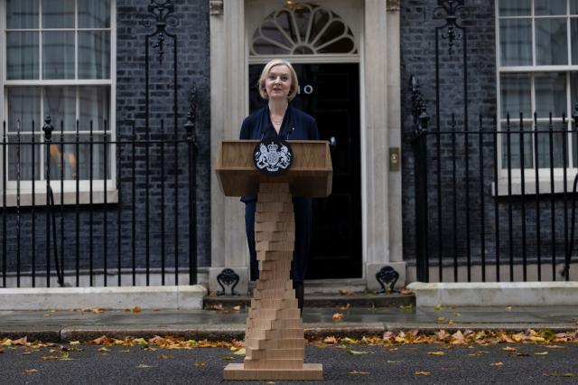 Regno Unito, Liz Truss si dimette da premier: &egrave; durata solo 44 giorni, battuto il record di Letta