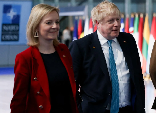 Dimissioni Truss, tre nomi per la successione: Sunak, Mordaunt e Hunt. Ma il 32% dei conservatori rivorrebbe Johnson