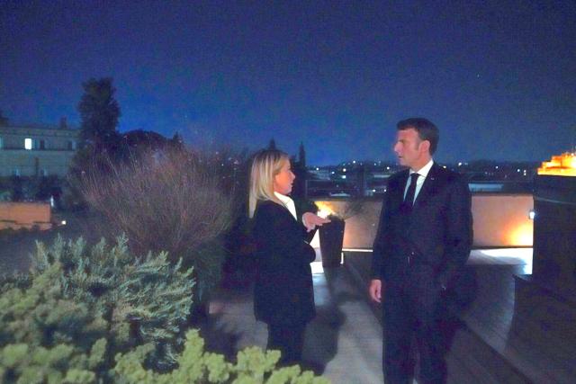 Governo, Macron corre dalla Meloni per esortare "risposte comuni su Ucraina ed energia", ma ci tolse il 5% di elettricit&agrave;