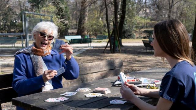'Prenota un nipote', ecco l'App che mette in relazione anziani soli con giovani di buona volont&agrave;