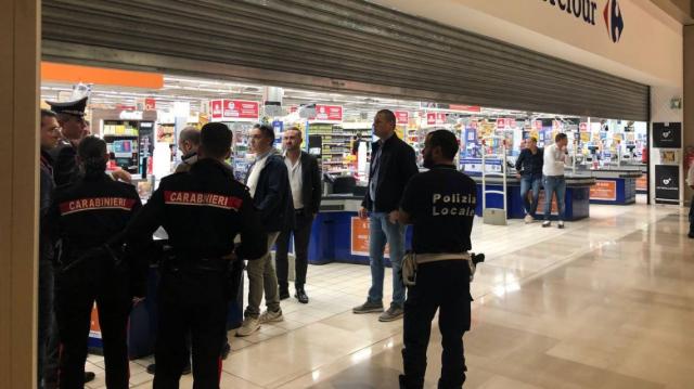 Assago (Milano), uomo accoltella 5 persone in un centro commerciale: un morto, ferito il calciatore del Monza Pablo Mar&iacute; 