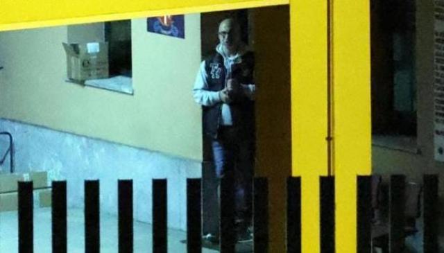 Asso, carabiniera spara e uccide il comandante. Poi si barrica in caserma. Blitz dei colleghi alba: lui esce e libera gli ostaggi