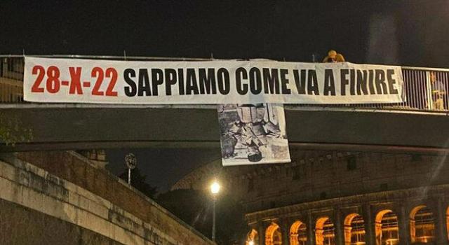 Colosseo, striscioni pro e contro marcia su roma nel giorno del centenario