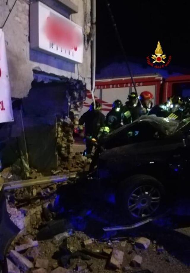 scontro auto contro casa