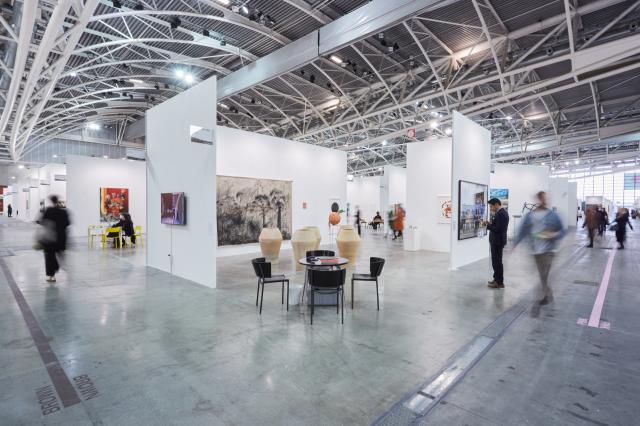 Artissima 2022: chiusura in positivo con 33.200 visitatori in 4 giorni, 174 gallerie da 28 paesi, 10 premi assegnati in fiera