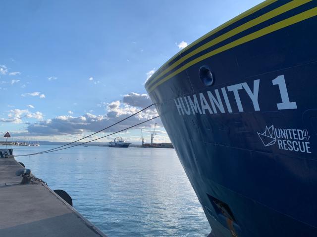 Migranti, Ue: "Agevolare lo sbarco, &egrave; dovere legale". Ignorato l'appello del Papa