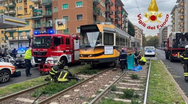 Milano, 14enne in bici muore investito da un tram: indagato l'autista per omicidio stradale