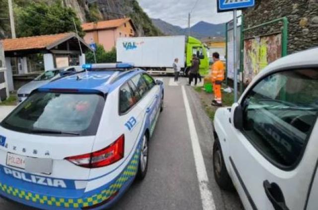 Lecco, rubano un camion e lo abbandonano in mezzo alla strada: arrestati a Milano